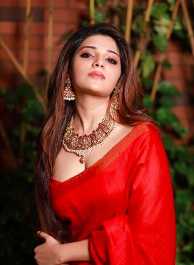 சிவப்பு சேலையில் கவர்ச்சி போஸ்