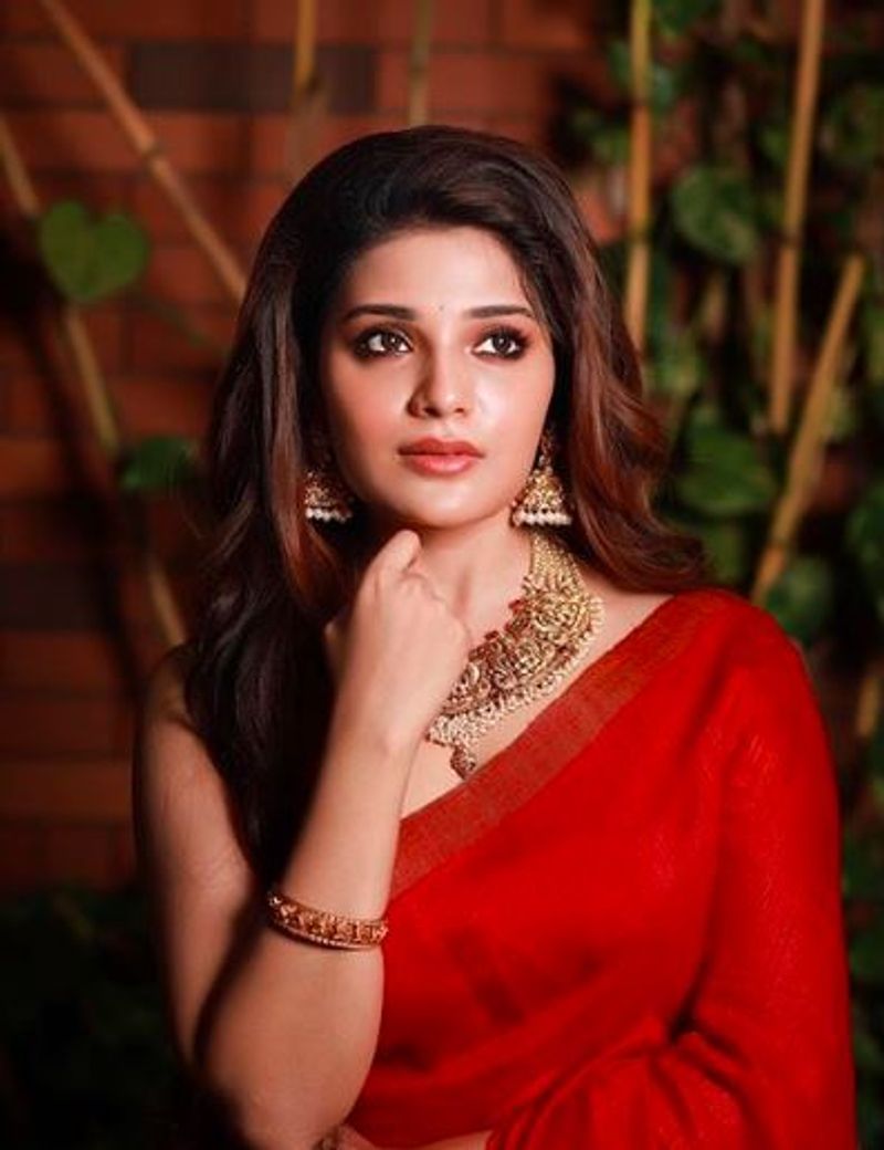 கண்களே ஆயிரம் கதை பேசுதே