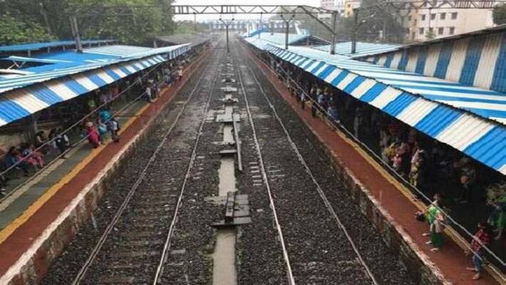 MNS leader car fell on the railway track from the bridge trains did not run for an hour kpm MNS leader car fell on the railway track from the bridge trains did not run for an hour kpm