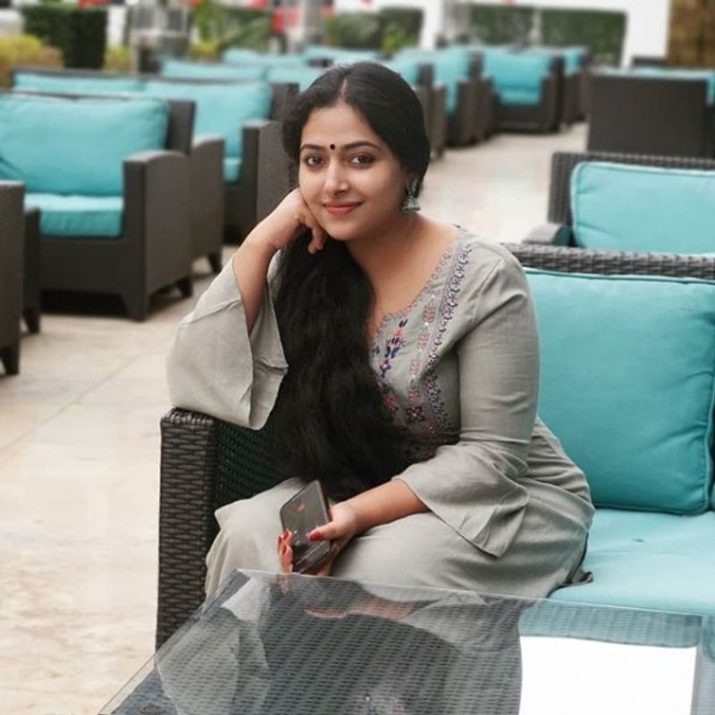 கன்னத்தில் கை வைத்து அழகு போஸ் கொடுக்கும் அனு சித்தாரா