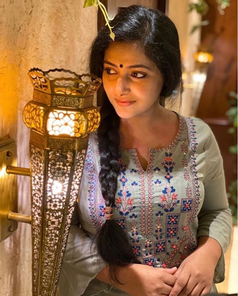 மின் விளக்கு ஒளியில் மின்னும் முகம்