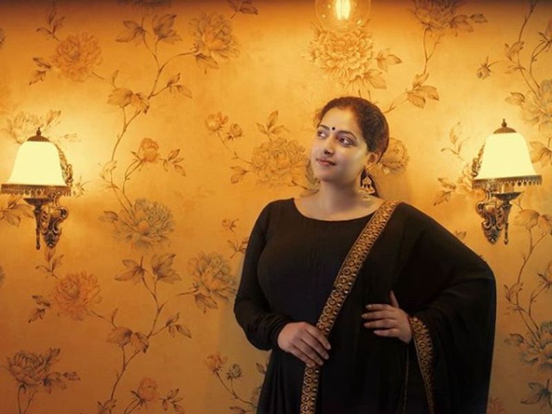 கருப்பு சுடிதாரில் கவரும் அழகு