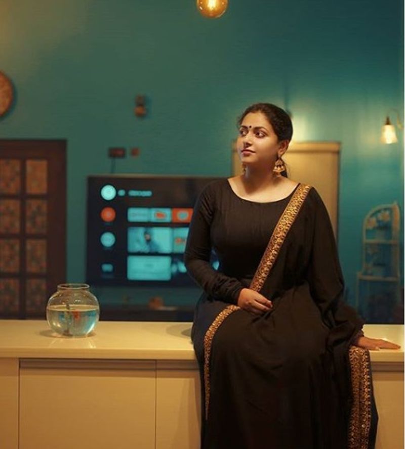 பிஷ் பாட் பக்கத்தில் அமர்ந்தபடி கூல் போஸ்