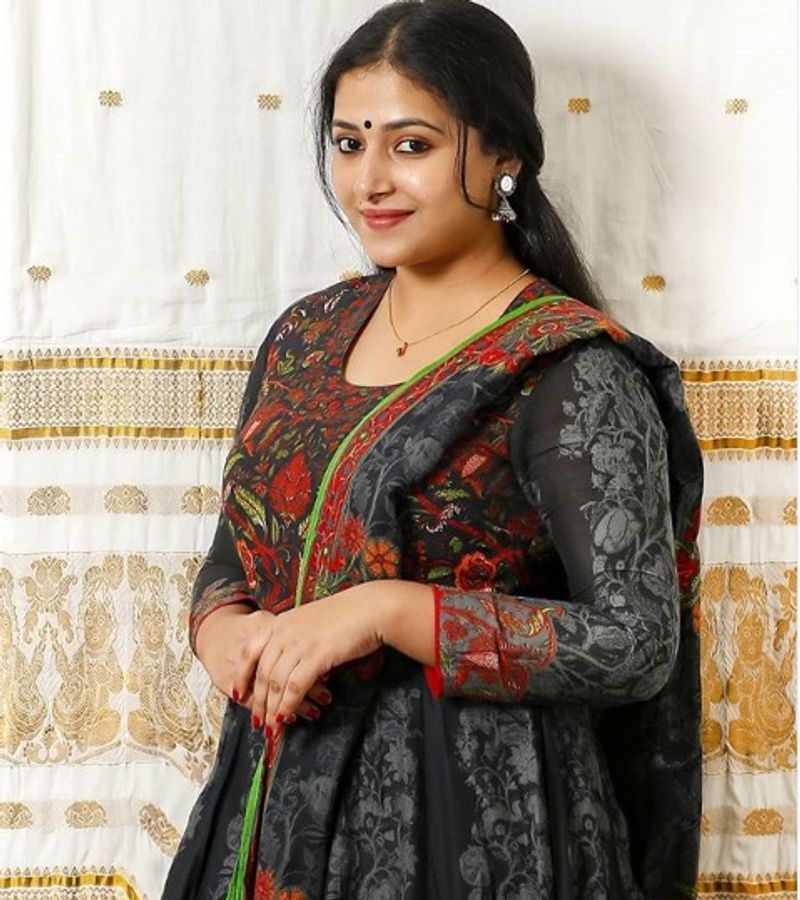 கண்களால் கைது செய்கிறாய்