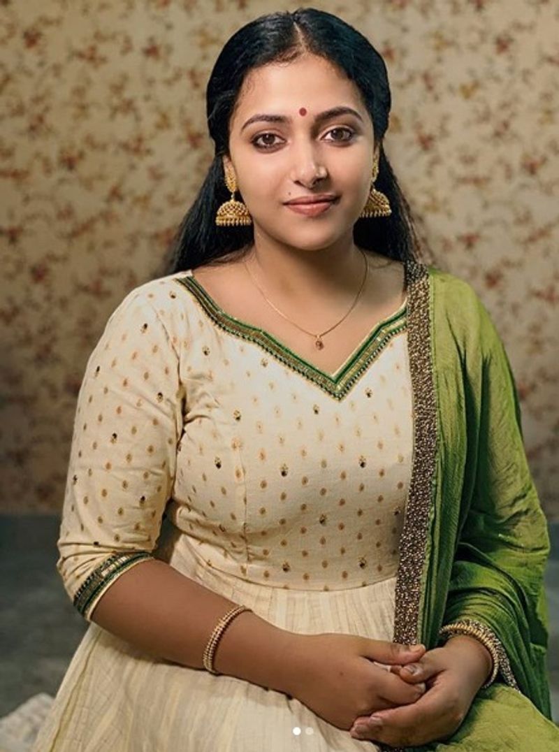 மின்னும் உடையில் கொள்ளை கொள்ளும் அழகு