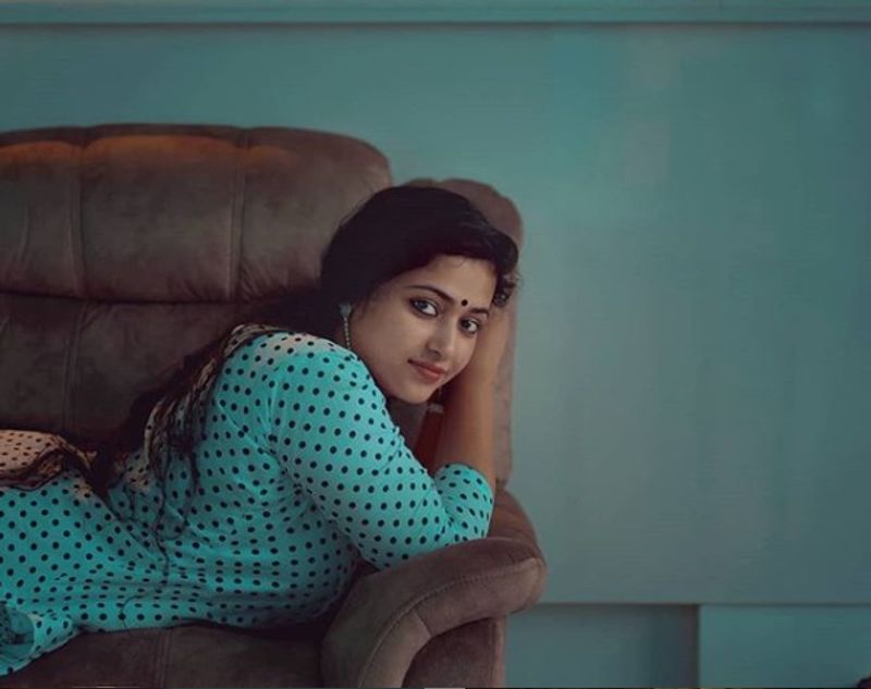 சோபாவில் படுத்தபடி ஹாட் போஸ்