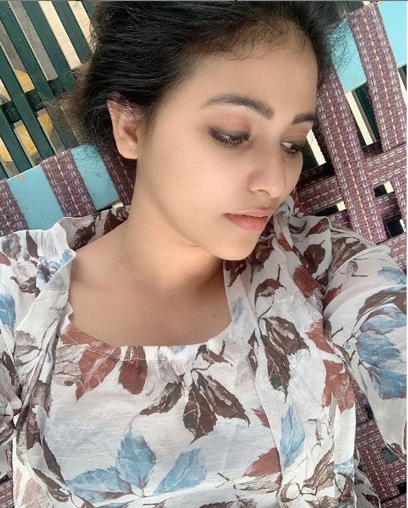 கட்டிலில் படுத்தபடி போஸ் கொடுத்து அசத்தும் அஞ்சலி