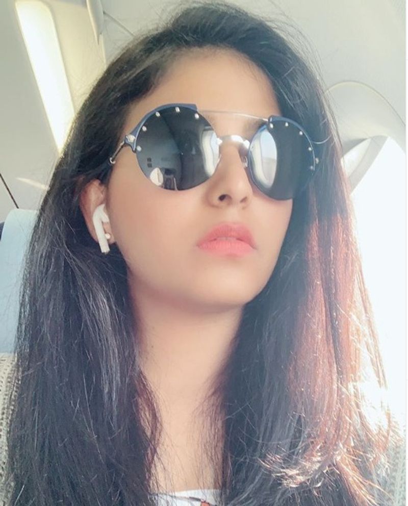 கூலிங் கிளாஸ்... வயர் லெஸ் ஹெட் செட் கலக்கும் அஞ்சலி