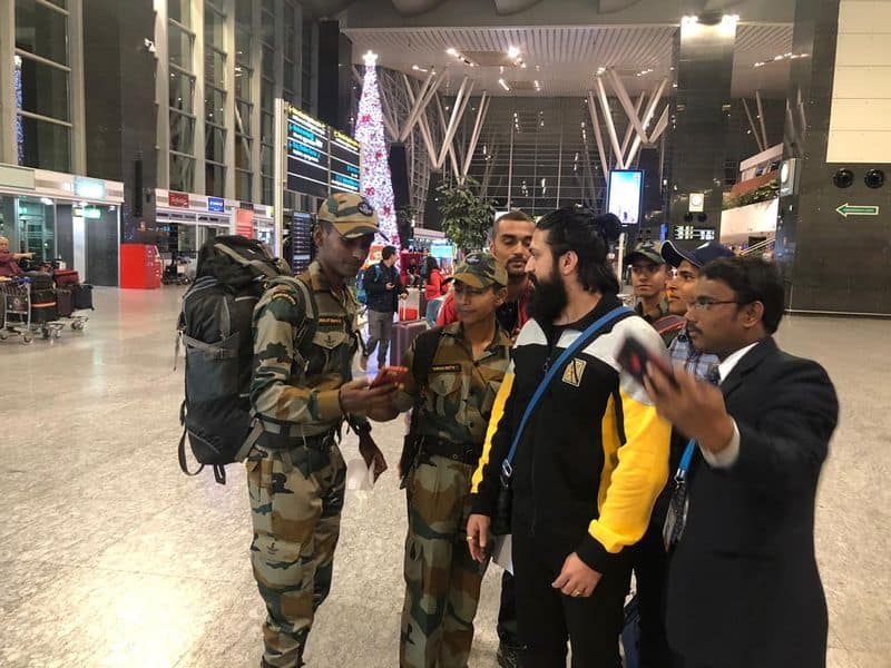 Soldiers left in awe when asked for selfie with Sandalwood actor Yash