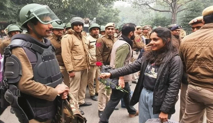 caa protest during girl gives rose to policeman in delhi caa protest during girl gives rose to policeman in delhi