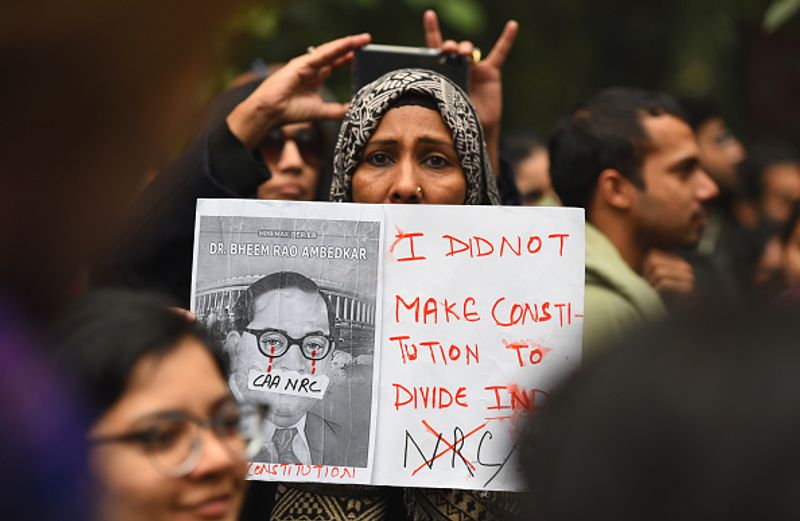 എന്നാല്, പൗരത്വ നിയമ ഭേദഗതിക്കെതിരെ പ്രതിഷേധിച്ച് തെരുവിലിറങ്ങിയവര്ക്കെതിരെ ഭീഷണിയുമായി ഉത്തര്പ്രദേശ് മുഖ്യമന്ത്രി ആദിത്യനാഥ്.