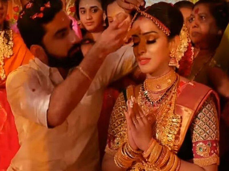 Sivakami Serial Actress Mahalakshmi Wedding Photos Going Viral