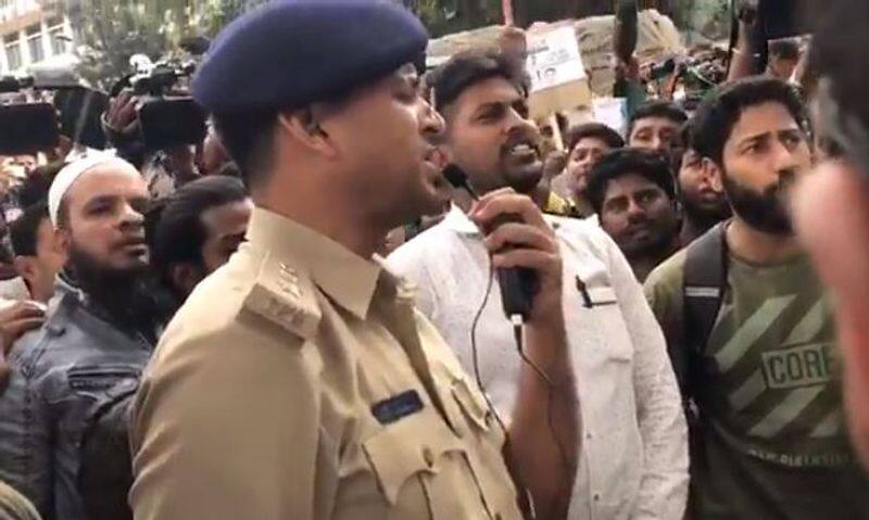 BengaluruPolice officer sings nationalanthem to pacify CAAProtestors