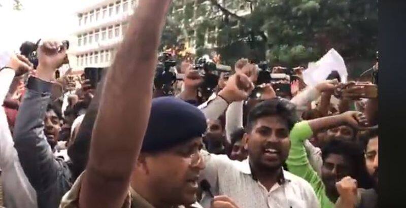 BengaluruPolice officer sings nationalanthem to pacify CAAProtestors