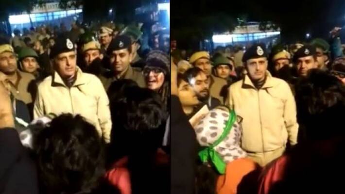 citizenship amendment act Protesters sung National Anthem in-front of Delhi Police citizenship amendment act Protesters sung National Anthem in-front of Delhi Police