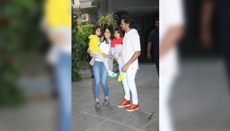 পুরো পরিবার নিয়ে জন্মদিনে এসেছিলেন রীতেশ দেশমুখ এবং জেনেলিয়া ডিসুজা।