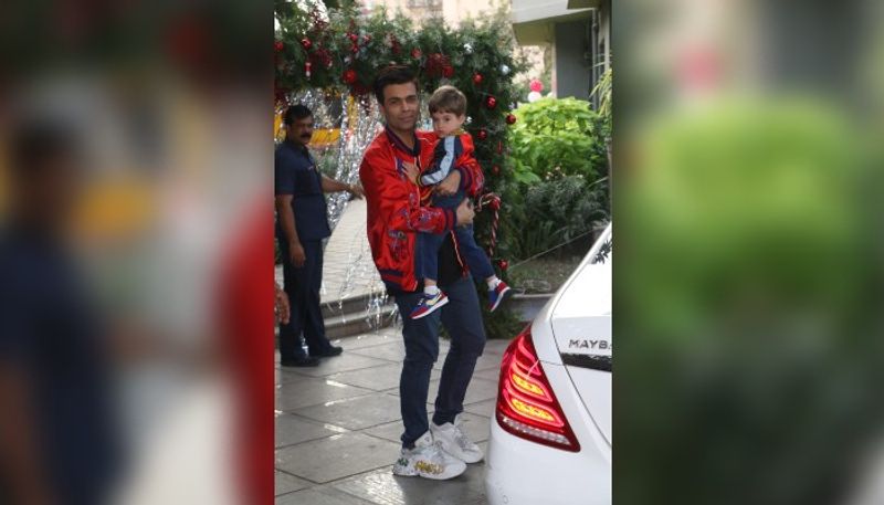 নিজের সন্তানদের নিয়ে উপস্থিত হয়েছিলেন প্রযোজক করণ জোহর।