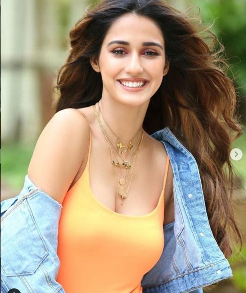 দিশার এই পোশাক যে অত্যন্ত দৃষ্টিকটু তা সকলের মন্তব্যেই যেন প্রকাশ পেয়েছে।