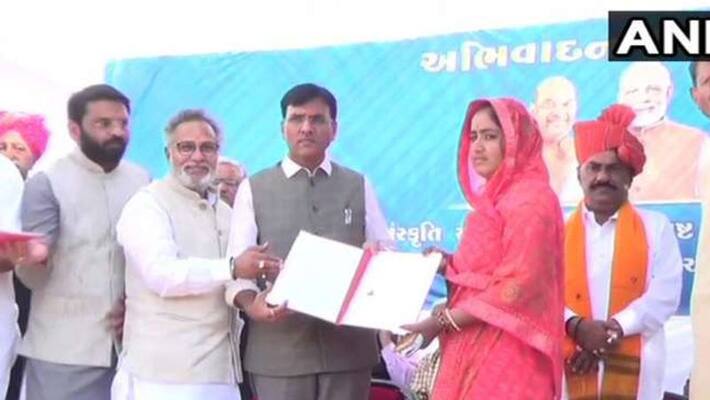 7 Pakistani nationals got citizenship of India, sweets fed in celebration KPB 7 Pakistani nationals got citizenship of India, sweets fed in celebration KPB