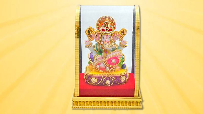 সব সময় মনে রাখবেন যে মূর্তি বা ছবি আপনি দিচ্ছেন তা যেন খুব বড় মাপের না হয়। বাড়িতে খুব বড় আকারের ঈশ্বরের মূর্তি না থাকাই শ্রেয়।