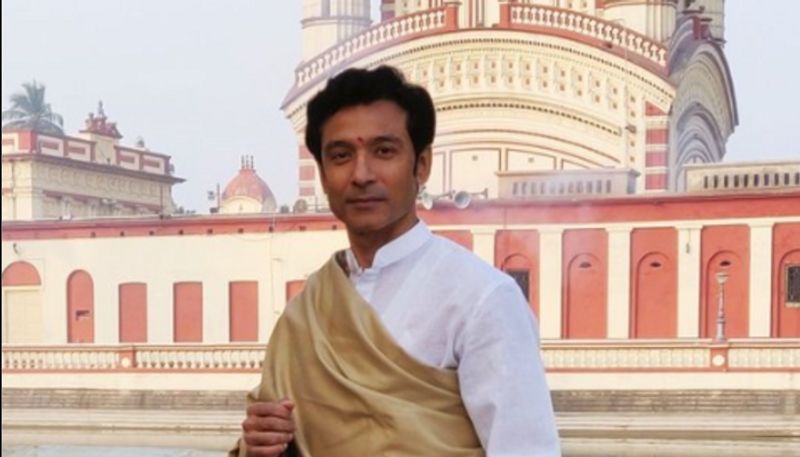 নতুন ফেলুদাঃ টোটা রায় চৌধুরী এবার আসছেন ফেলুদার ভূমিকাতে। সৃজিত মুখোপাধ্যায় পরিচালনাতে রয়েছেন এই ছবিটির। দর্শকদের মধ্যে এখন সর্বাধিক প্রতিক্ষা এই ছবিটি ঘিরে।