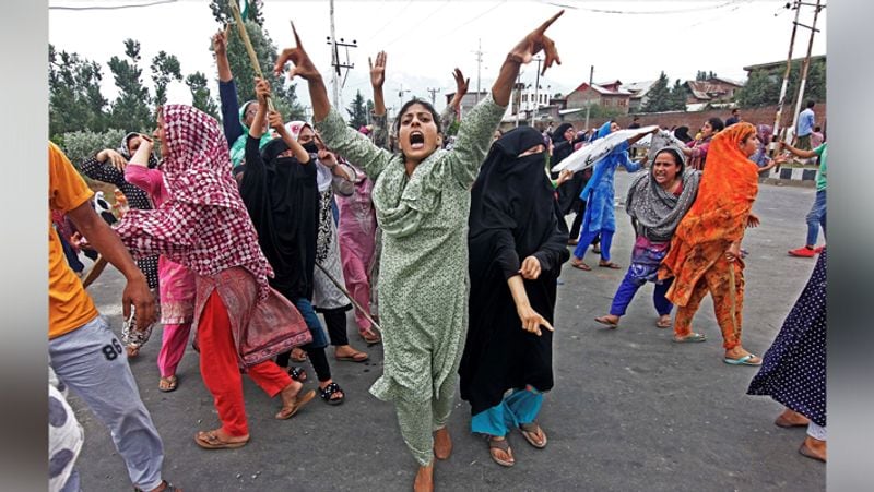 Life of people in Kashmir living in fear kph