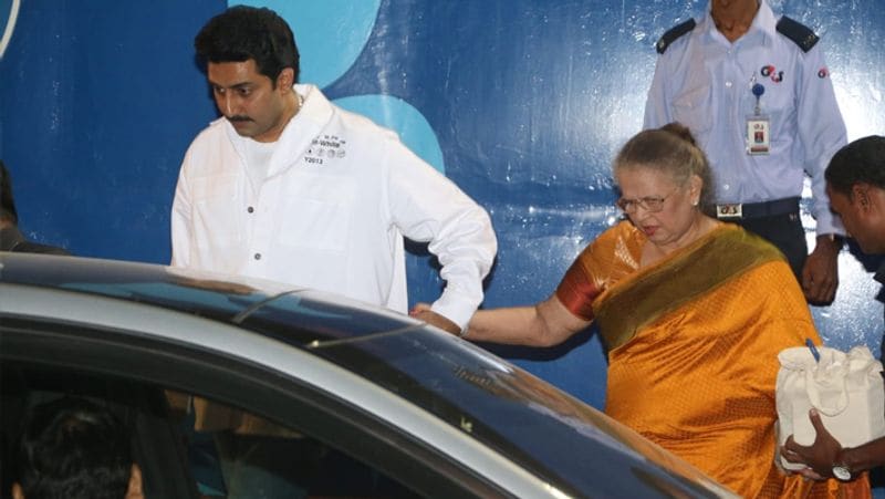 Abhishek Bachchan hold hand mother in law at aaradhya bachchan School Annual Day KPJ