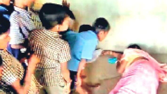 Lady teacher arrived in Chhattisgarh government school after drinking alcohol kpa Lady teacher arrived in Chhattisgarh government school after drinking alcohol kpa