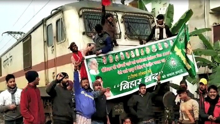 caa bihar band rjd supporters citizenship act protest on the road buses not running in patna KPR