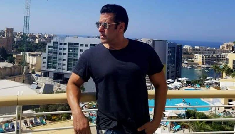 Salman Khan Snatches Fan Cellphone For Taking Selfie at goa Airport