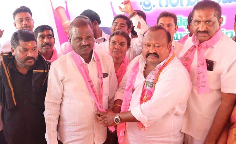 karimnagar ex carporators joined in trs presence of gangula kamalakar