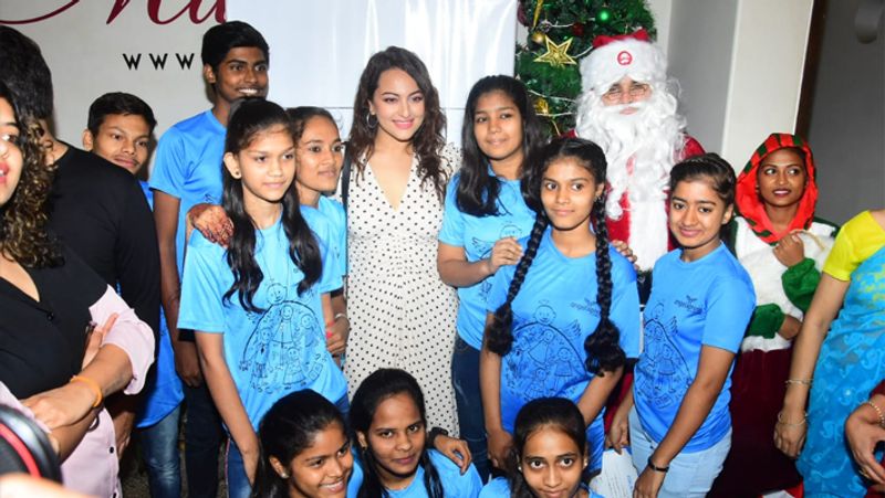 raveena tondon daughter at airport varun dhawan with fans KPJ