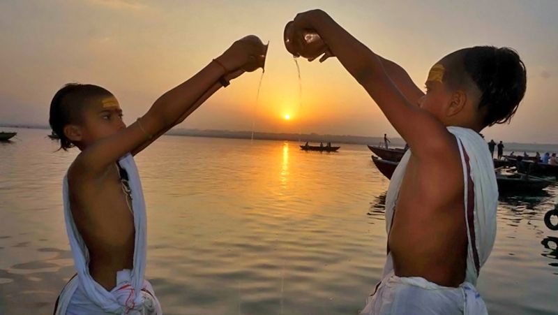 Makar Sankranti marks the first day of the Sun’s movement into the Makar Rashi (Capricorn) after the winter solstice.