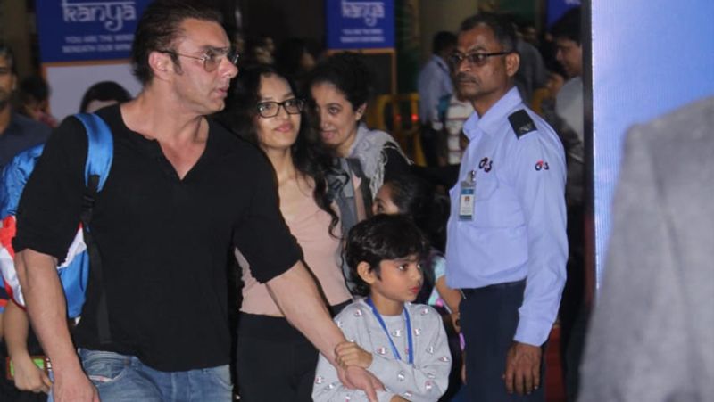 Abhishek Bachchan aishwarya rai wating for car daughter suffering cold KPJ