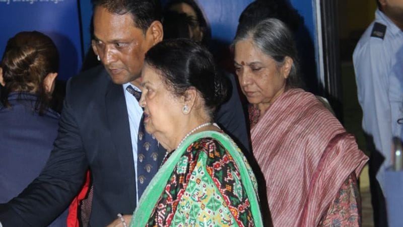 Abhishek Bachchan aishwarya rai wating for car daughter suffering cold KPJ