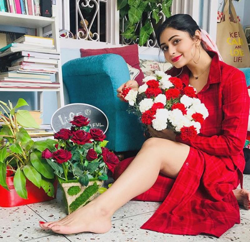 <p>বাংলা চলচ্চিত্র জগতে তখন দুই দুটি ছবির প্রস্তাব হাতে। জিৎ-এর সঙ্গে শেষ থেকে শুরু, ও উইন্ডোজ প্রযোজনার সঙ্গে ব্রহ্মা জানে গোপন কম্ম। </p>