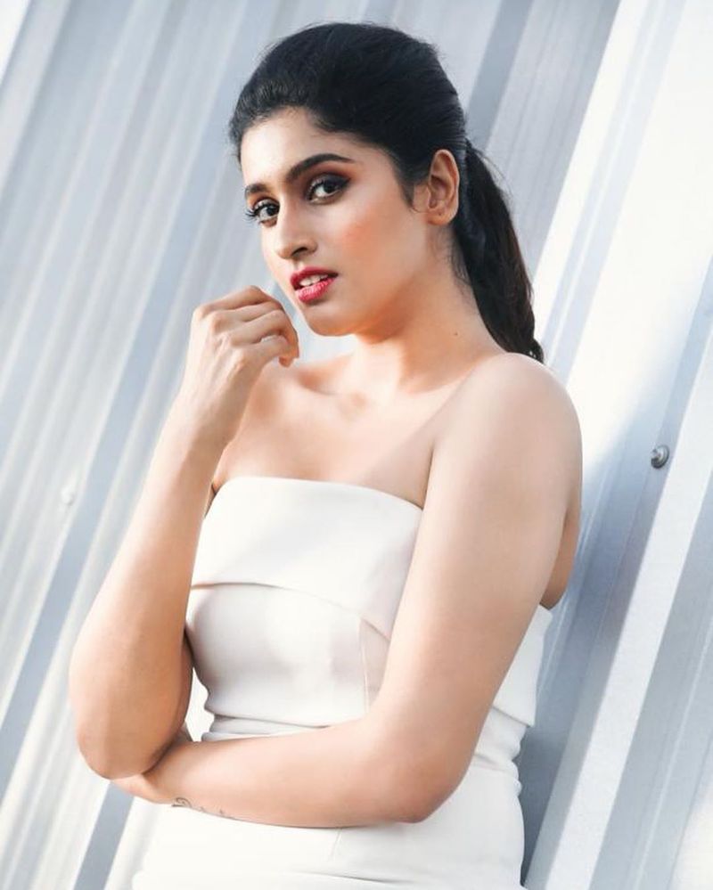 கண்களால் கிறங்கடிக்கும் அழகி