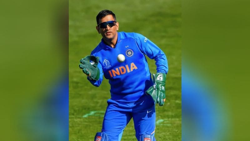 Dhoni completes 15 years of international cricket, fans give special gift on social media KPB