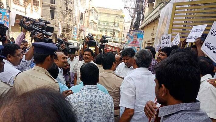 police officials issued notices to amaravathi farmers over ap cabinet meet police officials issued notices to amaravathi farmers over ap cabinet meet