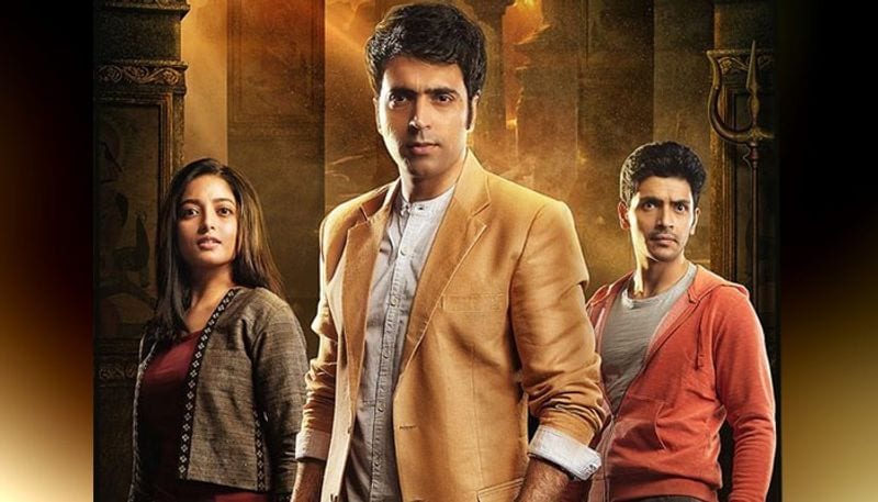 দুর্গেশগড়ের গুপ্তধনঃ ধ্রুব বন্দ্যোপাধ্যায় পরিচালিত 'দুর্গেশগড়ের গুপ্তধন' ছবিটিও সুপারহিট ছবির তকমা পেয়েছে। 'দুর্গেশগড়ের গুপ্তধন' যেন বাংলার ফেলে আসা ইতিহাস এবং প্রাচীন স্থাপত্যের চোখধাঁধানো গুপ্তধন। ছোটবেলার গরমের ছুটির ছেলেবেলার স্বাদ যেন মুহূর্তে মনে পড়ে যাবে এই ছবি দেখে। তার উপর ছবির মুখ্য চরিত্রে আবীর চট্টোপাধ্যায়। ছবির মূল টিআরপি-র শীর্ষে রয়েছেন তিনি। মাত্র ১০ দিনের মধ্যেই বক্সঅফিসেও দাঁপিয়ে বেড়িয়েছে এই ছবি।