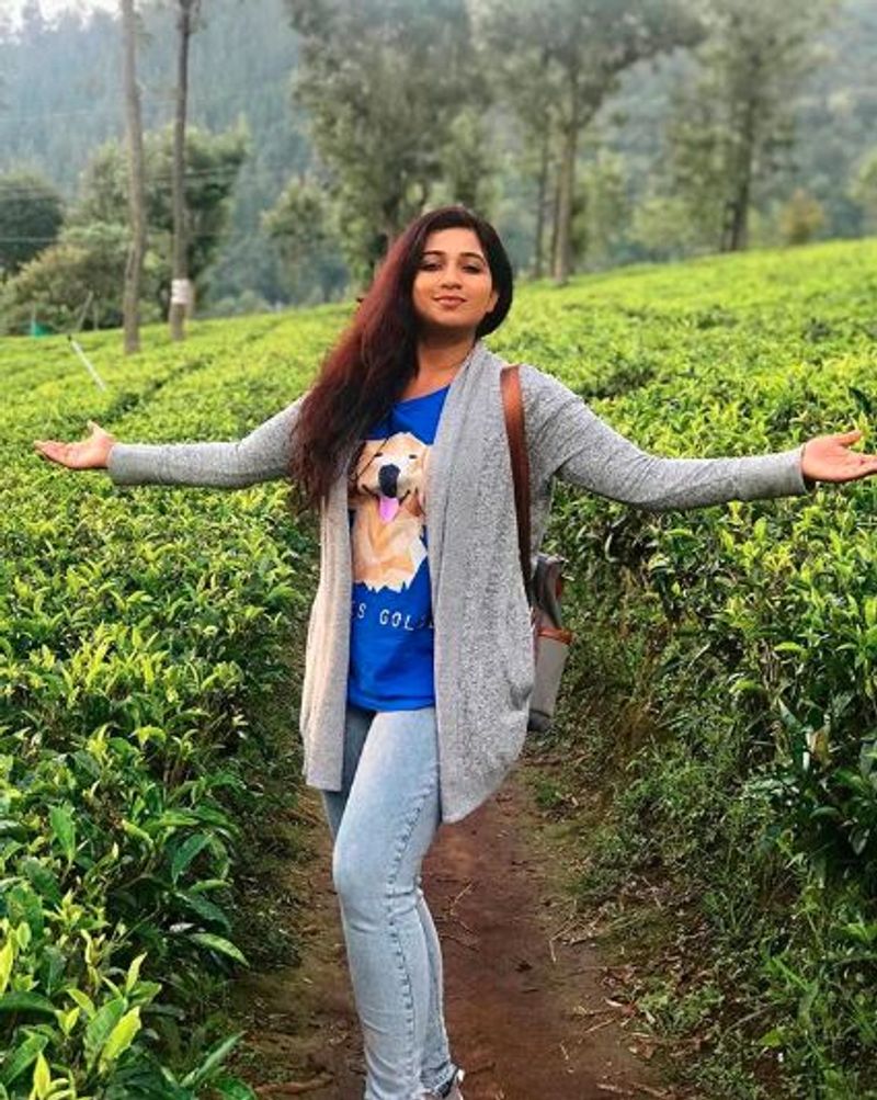 பச்சை பசேர் தோட்டத்தில்... கியூட் போஸ்