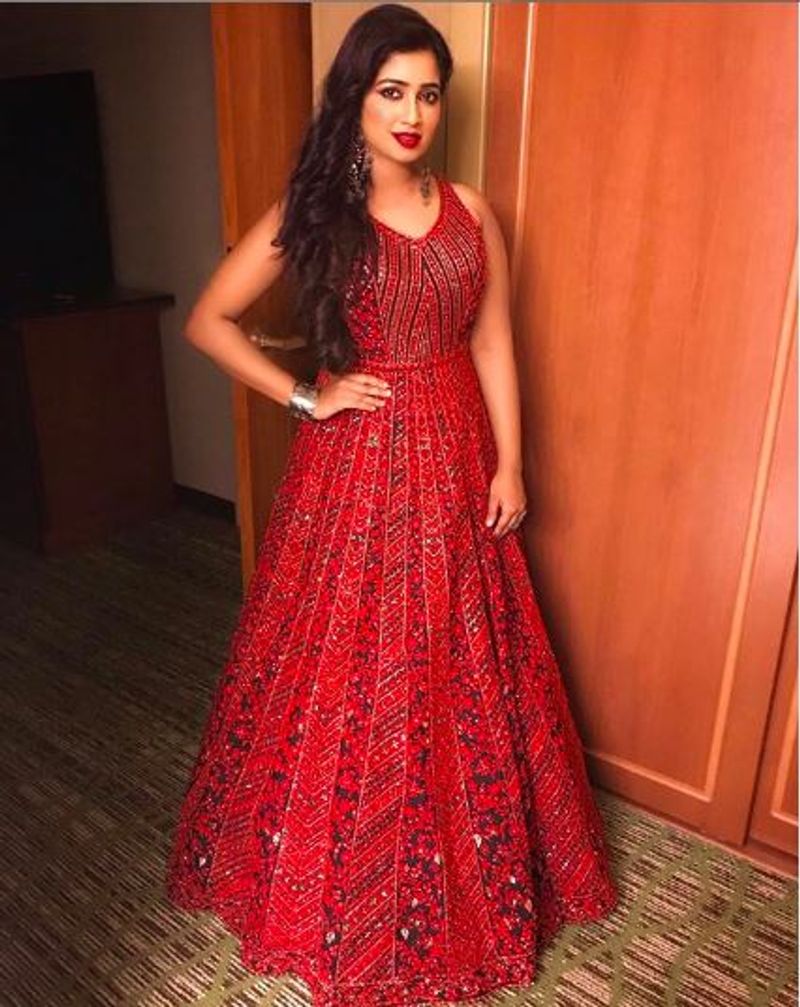 Shreya Ghoshal showing the face of a 6month old baby to fans for the first time