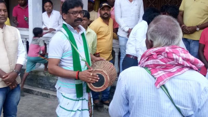 jharkhand election results 2019 hemant soren house inside pics with family kpt