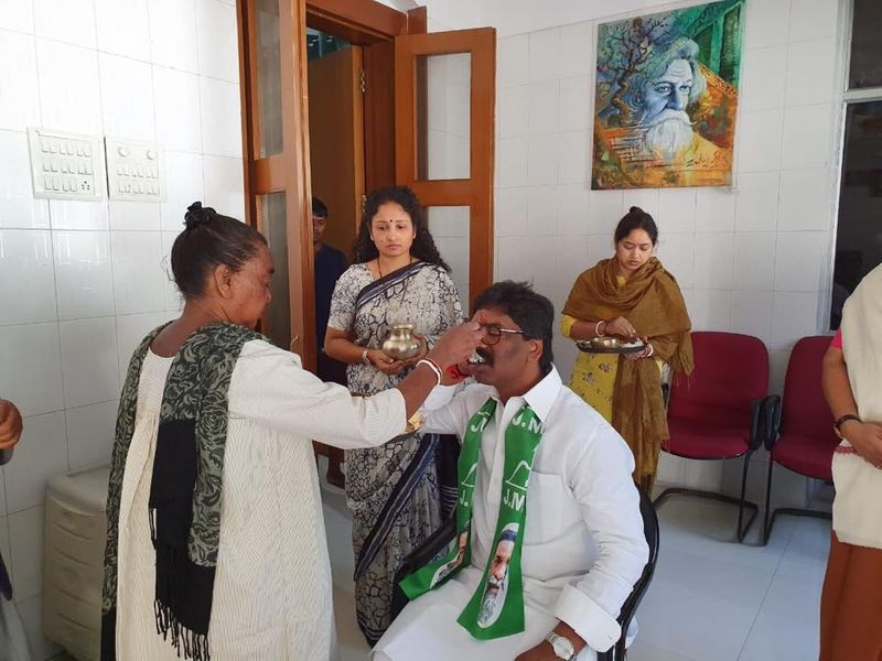 jharkhand election results 2019 hemant soren house inside pics with family kpt