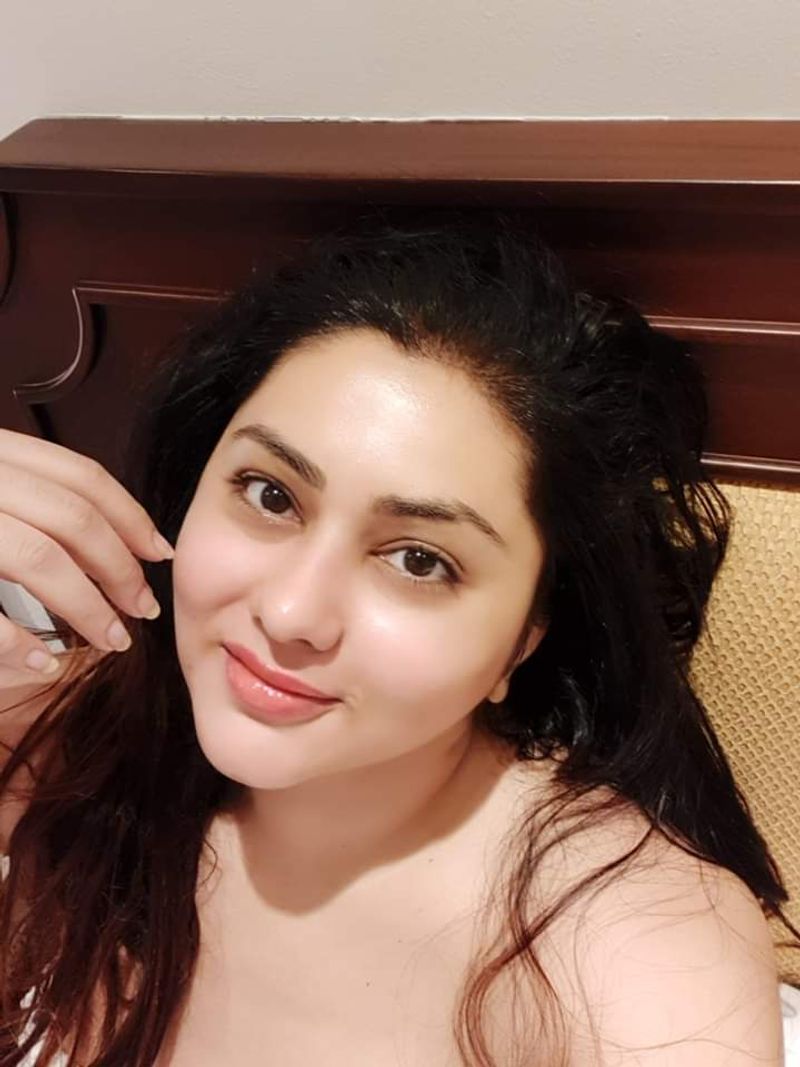 தக தகன்னு ஜொலிக்கும் நமீதா