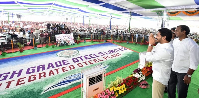 ఇటీవల కాలంలో చిలకలూరిపేటలో వందలకోట్లతో చేపట్టిన అభివృద్ది కార్యక్రమాల్లో ఎంపీ కృష్ణదేవరాయలుకు ఆహ్వానం అందింది. ఆ కార్యక్రమానికి హాజరైన ఎంపీతో ఎమ్మెల్యే రజనీ మాట్లాడారు. 