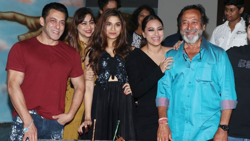 Mahesh Manjrekar daughter Saiee Manjrekar Birthday celebration see photos salman khan and Sonakshi sinha also there KPY