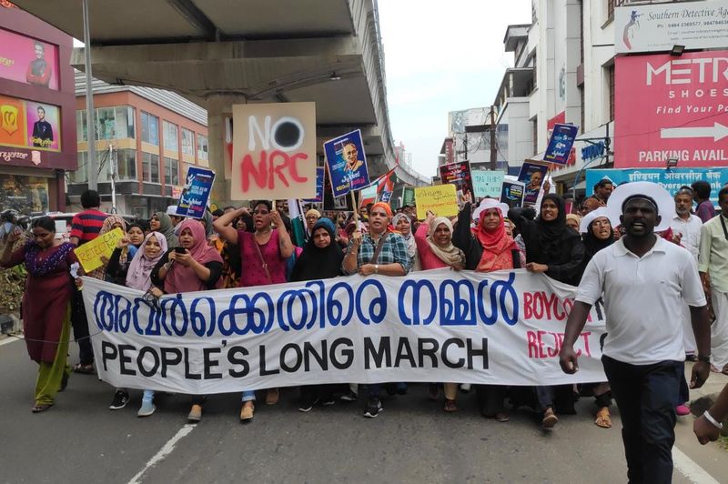 അതിര്ത്തികളൊക്കെ മനുഷ്യരുണ്ടാക്കിയതാണെന്ന് ചിലരുടെ സ്വാര്ത്ഥ താല്പര്യങ്ങളാണ് നടപ്പാക്കുന്നതെന്നും ലോങ് മാര്ച്ചില് പങ്കെടുത്തുകൊണ്ട് നടന് ഷെയ്ന് നിഗം പറഞ്ഞു.
