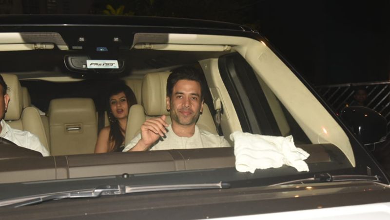 kareena kapoor without makeup Ranbir Kapoor covers face Rani Mukerji party KPJ