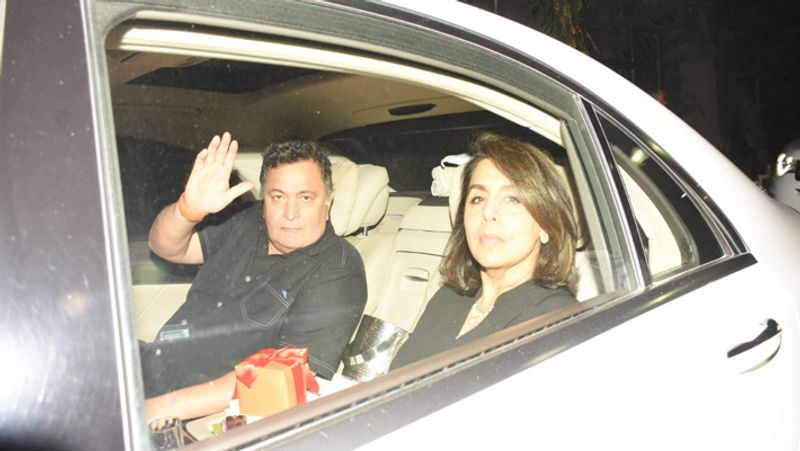 kareena kapoor without makeup Ranbir Kapoor covers face Rani Mukerji party KPJ